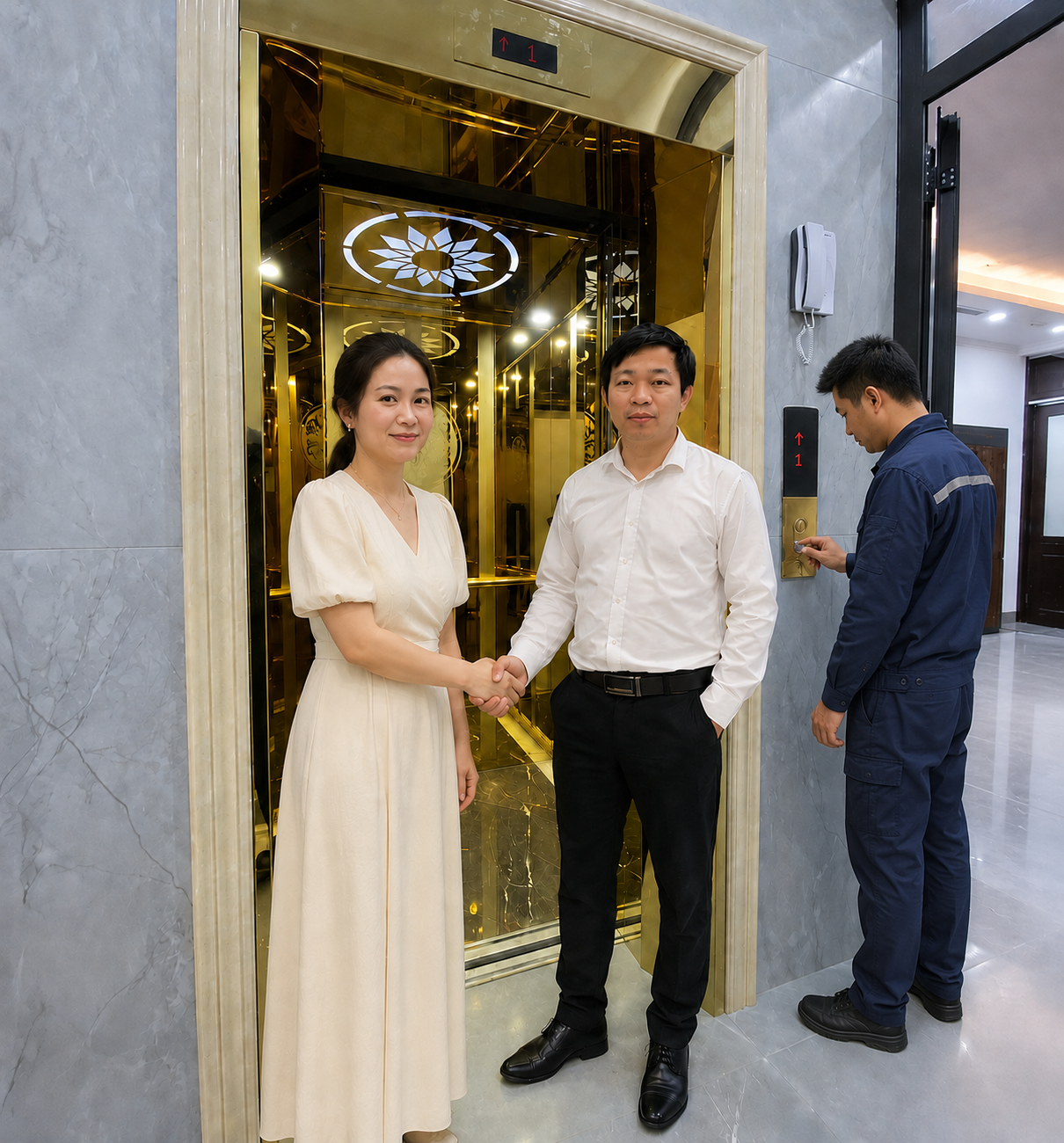 Khách hàng bắt tay kỹ thuật viên trước thang máy gia đình cao cấp màu vàng sau khi lắp đặt